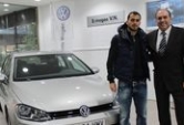 Entregamos un Golf 7 al nuevo defensa del Levante U.D, Lucas Vyntra