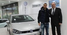 Entregamos un Golf 7 al nuevo defensa del Levante U.D, Lucas Vyntra