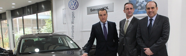 Quico Catalán recoge su nuevo Volkswagen CC en Levante Wagen