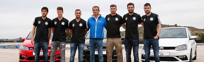 Los jugadores del Valencia CF ponen a prueba su habilidad de conducción de la mano de Levante Wagen.