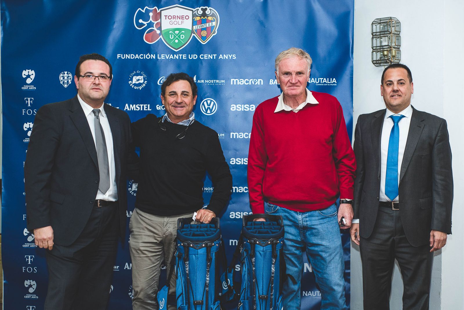 Equipo Levante Wagen entregando los regalos a los ganadores del torneo